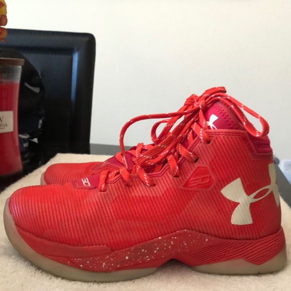 UNDER ARMOUR HIGH TOP SNEAKERS BOYS- TEENS SIZE 5